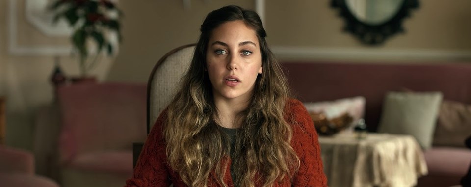 Öyku Karayel, hemşirelik yapan genç bir kadın rolunde. Orta halli bir aileden gelen, istemediği mesleği icra eden Canan'ın asıl hayali oyuncu olmak.
